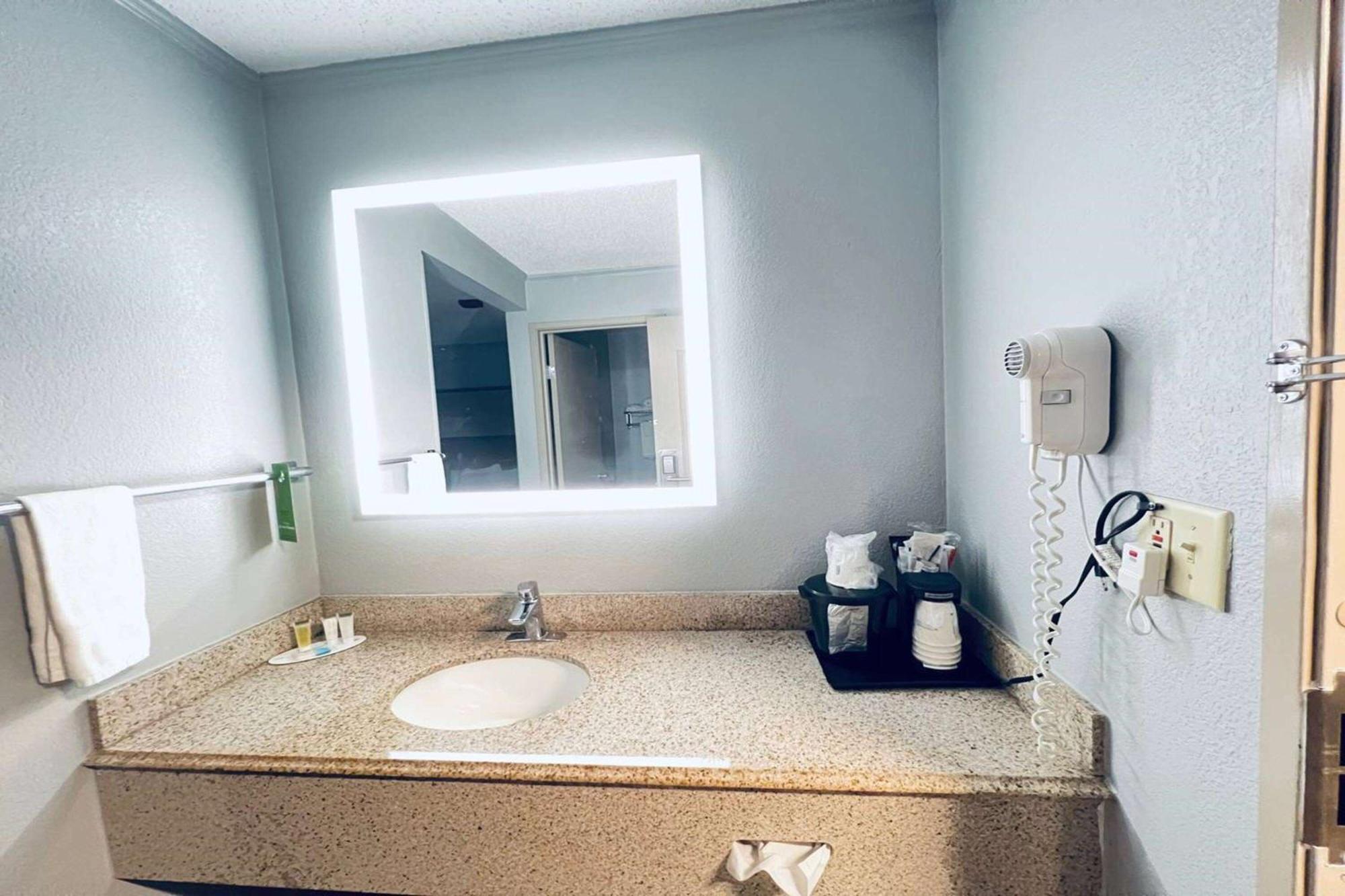 Whitefish Bay Americinn By Wyndham Glendale Milwaukee מראה חיצוני תמונה