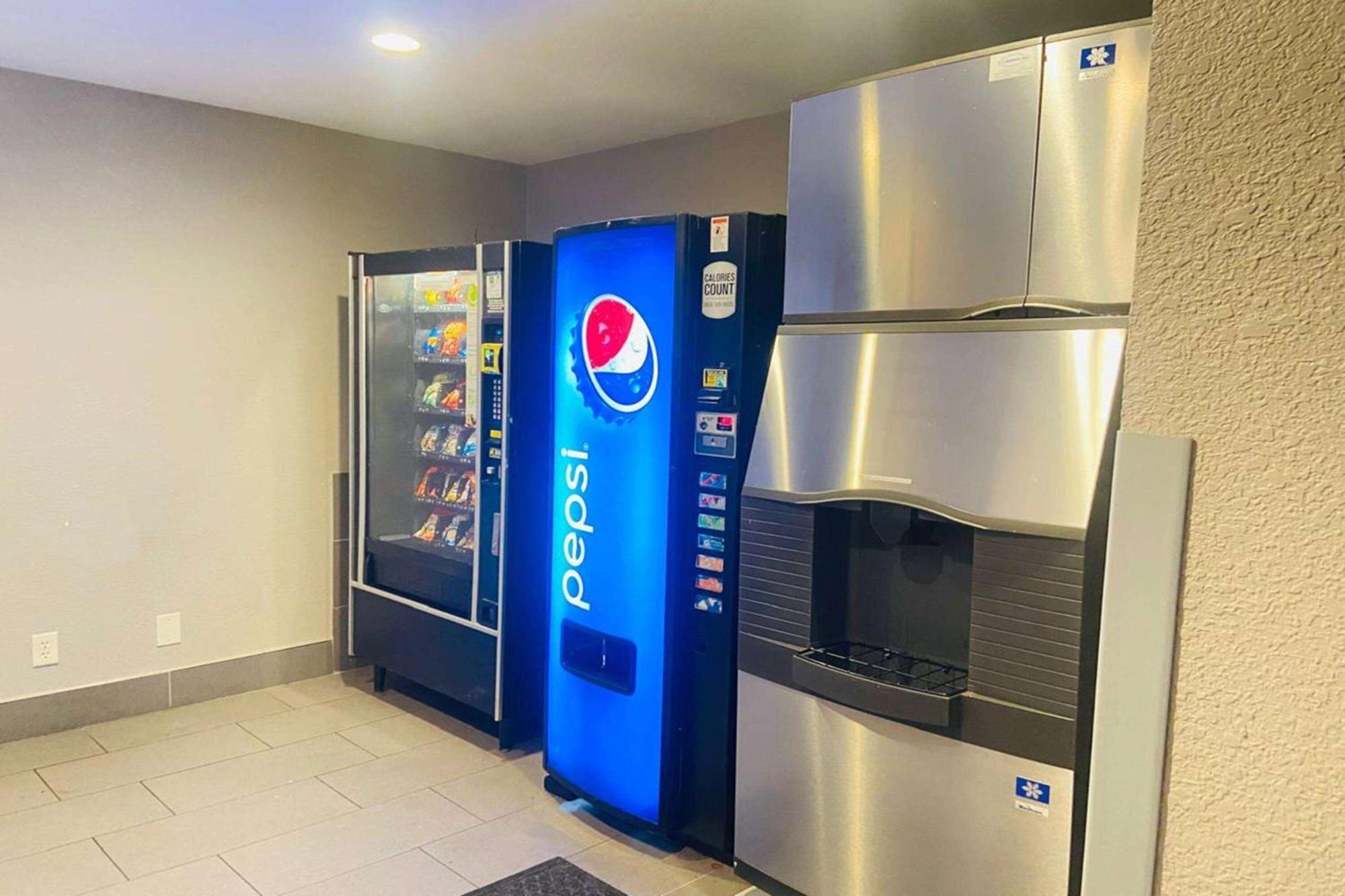 Whitefish Bay Americinn By Wyndham Glendale Milwaukee מראה חיצוני תמונה