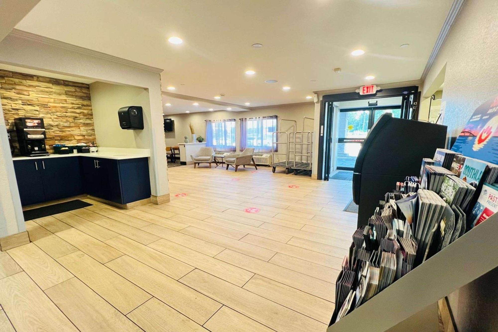 Whitefish Bay Americinn By Wyndham Glendale Milwaukee מראה חיצוני תמונה
