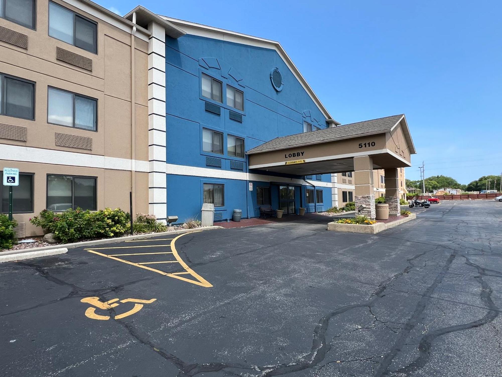 Whitefish Bay Americinn By Wyndham Glendale Milwaukee מראה חיצוני תמונה