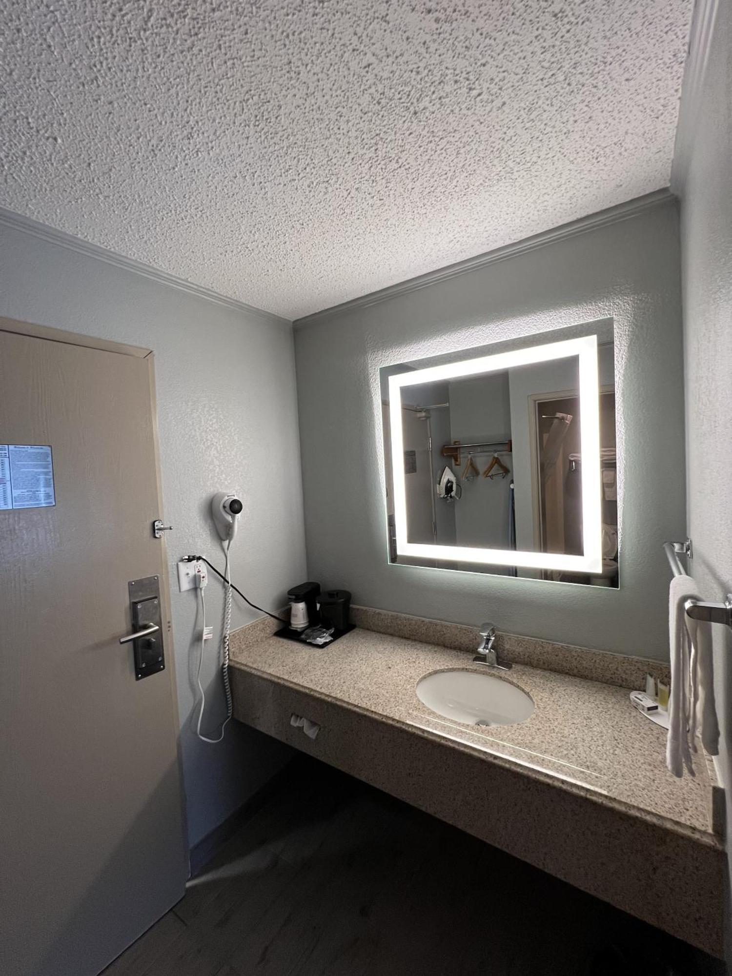 Whitefish Bay Americinn By Wyndham Glendale Milwaukee מראה חיצוני תמונה